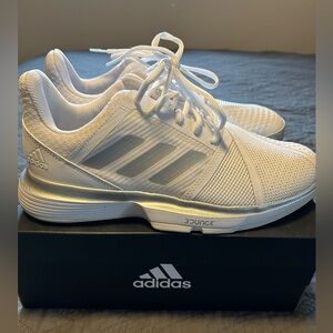 New with box. Size 7 in kids (fits 9 in women).